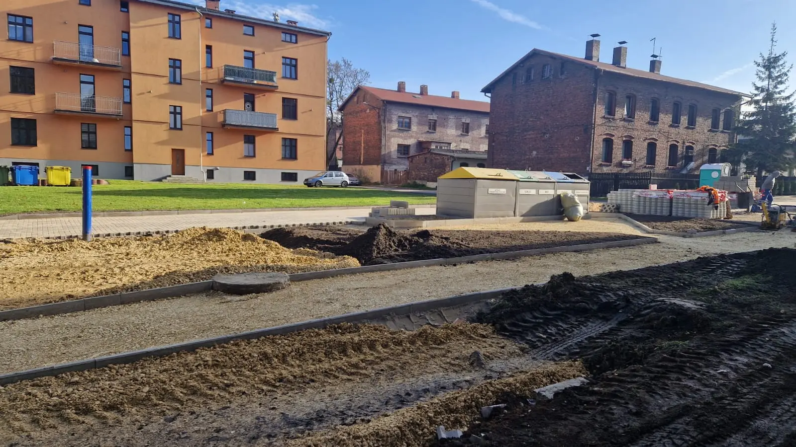 Trwa utwardzenie terenu przy Miłej 5